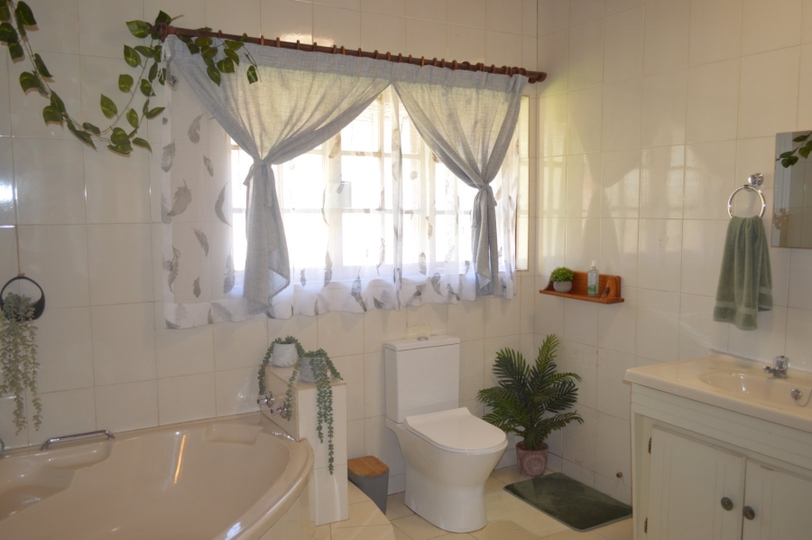 5 Bedroom Property for Sale in Wilkoppies North West